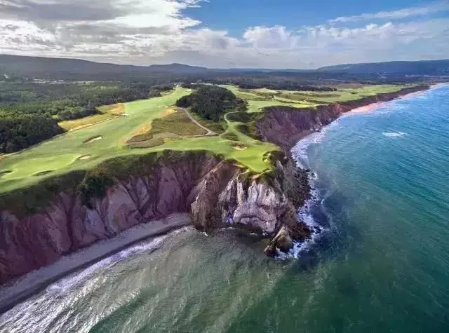 座灯塔----佩姬湾灯塔这里,有着世界上最美的公路----卡博特公路(名车